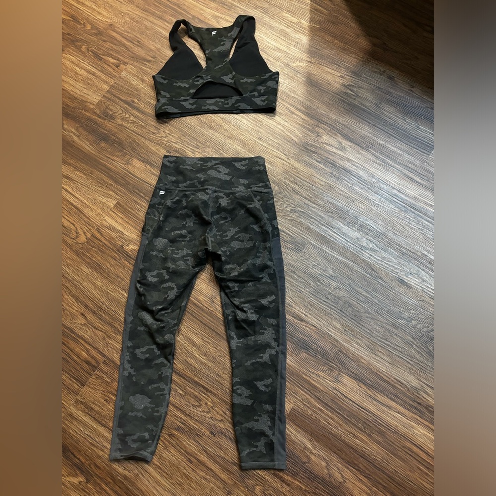Fabletics sports bra and leggings xs is great condition animal free house